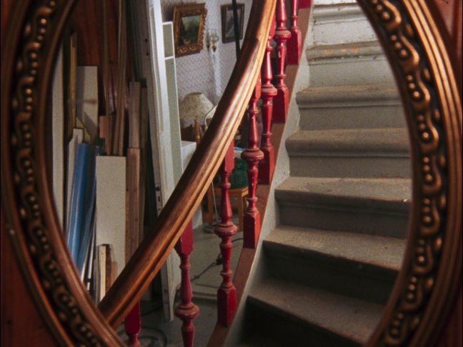 ein Treppenhaus im Spiegel
