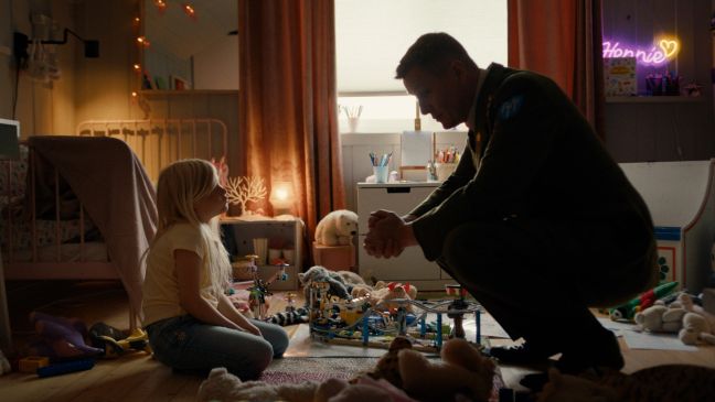 Hennie und ihr Vater im Kinderzimmer