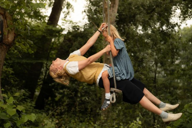 Astrid Lindgren mit Tochter auf der Schaukel