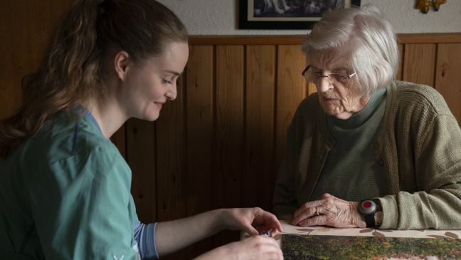 Sofia und Else sitzen an einem Tisch