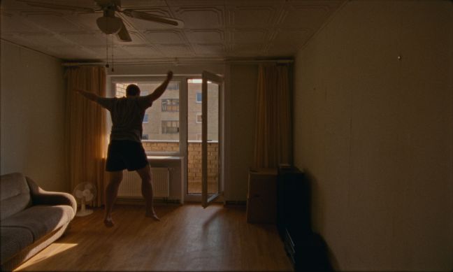 Danielius springt in der Wohnung seiner Eltern