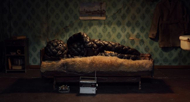 Cynosephaly in seinem Schlafanzug liegt auf dem Bett