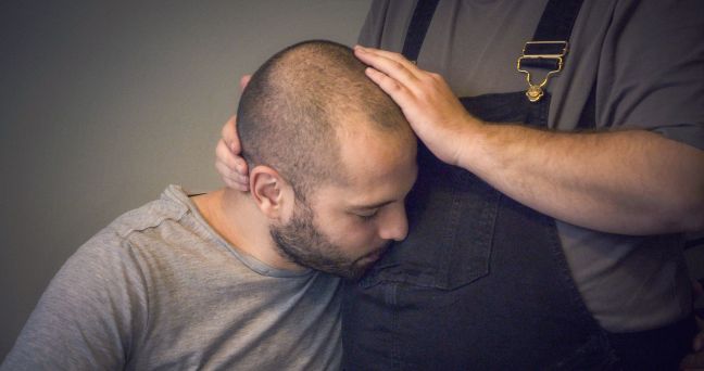 Davids Kopf wird an Kris' Bauch gehalten