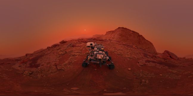 Ein Mars Rover fährt im roten Sand und Gestein, eine Sonne im Hintergrund