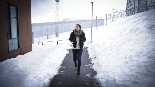 NIna läuft zum Gefängnis durch das verschneite Nuuk
