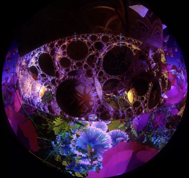 Abstrakte Blumen in bunten Farben überlagern sich