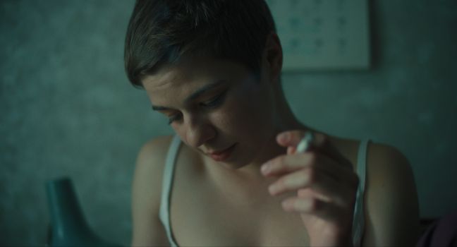 Ada raucht, frontale Aufnahme