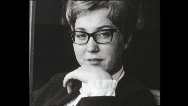 Monikas Schwester in schwarz-weiß