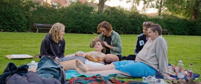 Frauengruppe chillen im Park