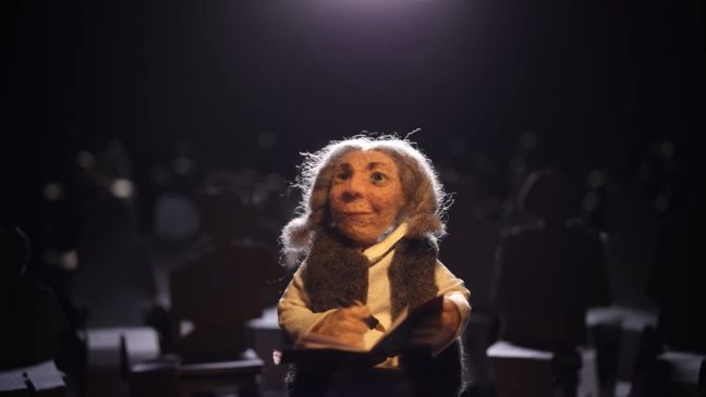 Mutter schreibt im Notizbuch