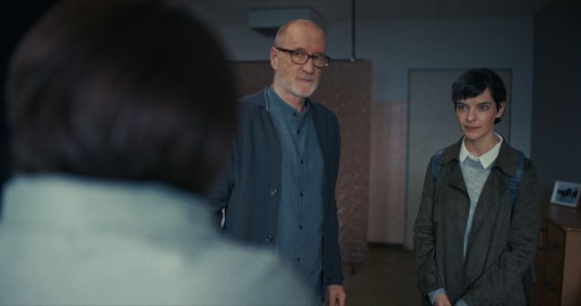 Luisa steht mit dem Hinterkopf zur Kamera, Wohnleiter und Kommissarin Franziska Neubauer gegenüber