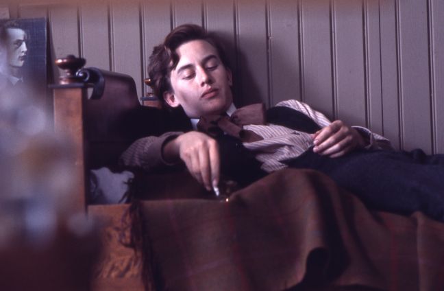 Edvard rauchend im Bett