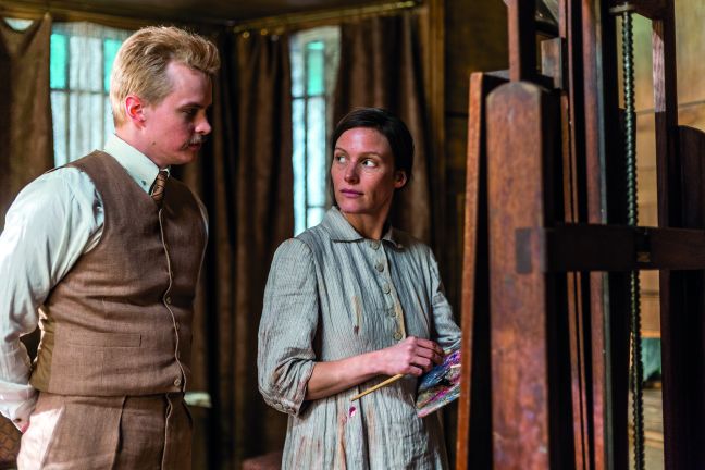 Helene malend neben Einar