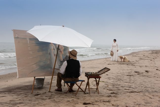 Peder Krøyer malt am Strand. Marie und ihr Kind im Hintergrund