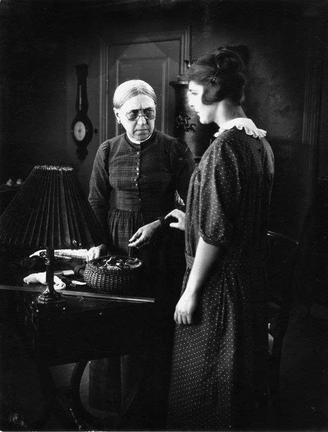 Ida und das Kindermädchen in vertrautem Gespräch