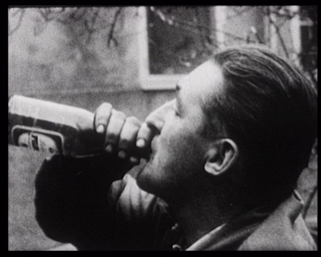 Mann trinkt aus einer Bierflasche