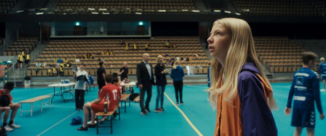 Theo betritt die Sporthalle, in der das Turnier stattfindet