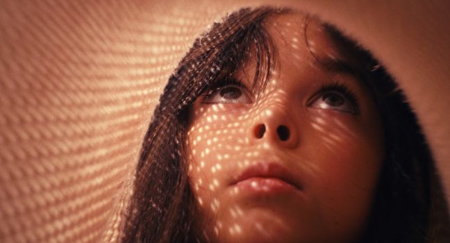 Nahaufnahme Ninni unter Stoff