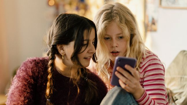 Mira und Naja gucken auf das Handy