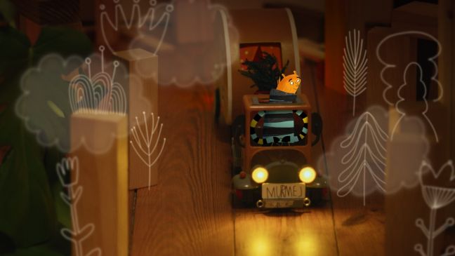 Ein Wesen fährt mit seinem Wohnwagen durch den Wald