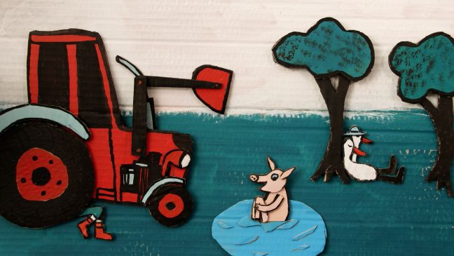 Ein Schwein planscht in einer Pfütze, während zwei Gänse unter dem Baum schlafen