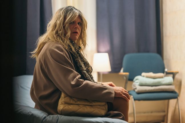 Berit sitzt auf einem Bett