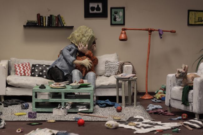 Die zwei Mütter küssen sich auf der Couch