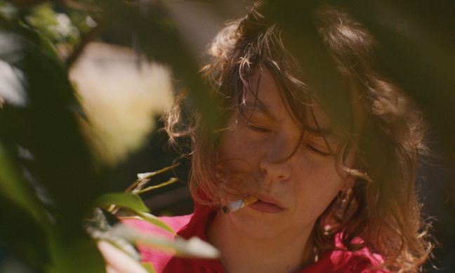 Angelica raucht in der Natur