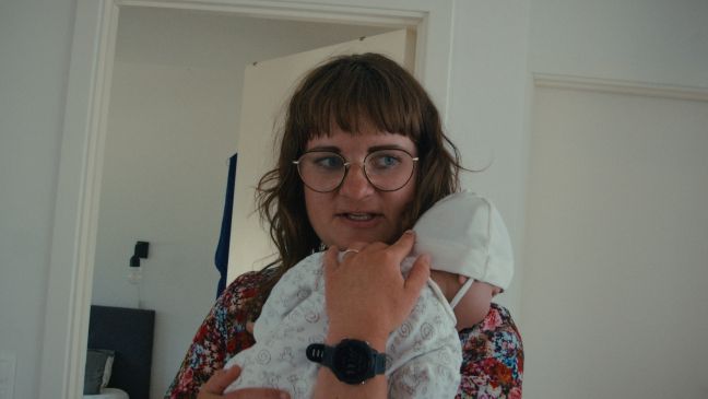 Rikke mit ihrem Babysimulator im Arm