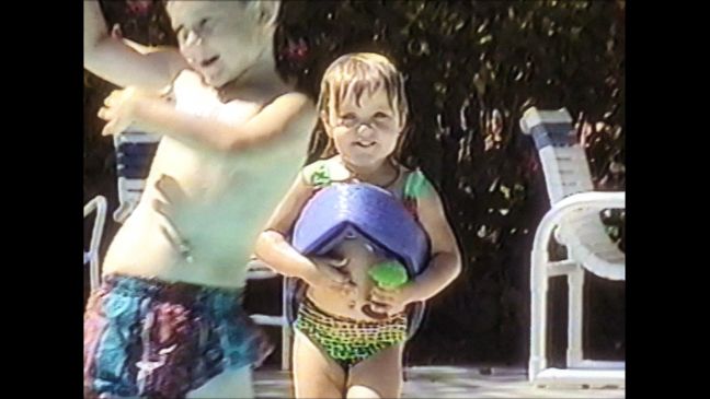 Zwei Kinder am Swimmingpool