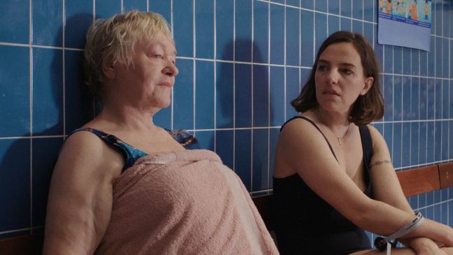 Elisabeth und Constanze auf einer Bank im Schwimmbad