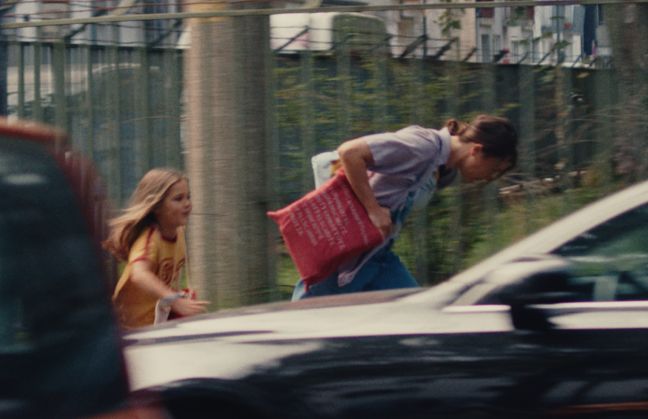 Hannah und Ida rennen eine Straße entlang