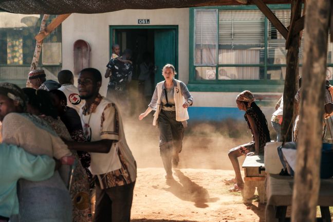 Ärzt:innen laufen in Aufregung aus dem Krankenhaus