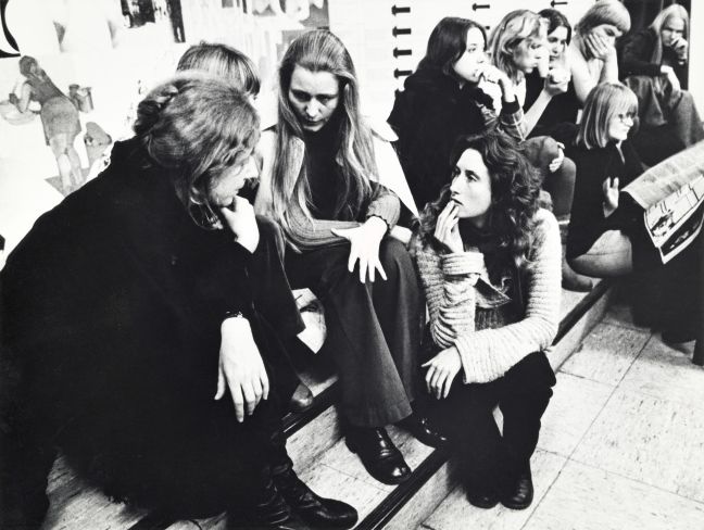 Vibeke Løkkeberg  mit weiteren Frauen im Gespräch