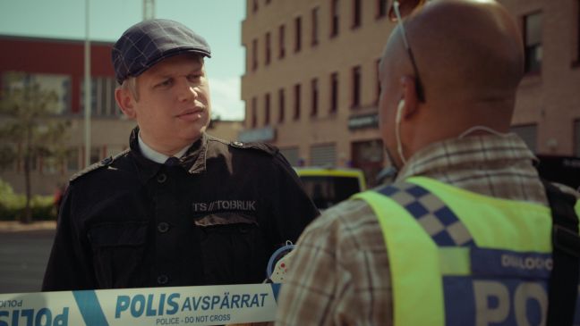 Ein Dialogpolizist steht einem Mann gegenüber, sie schauen sich an