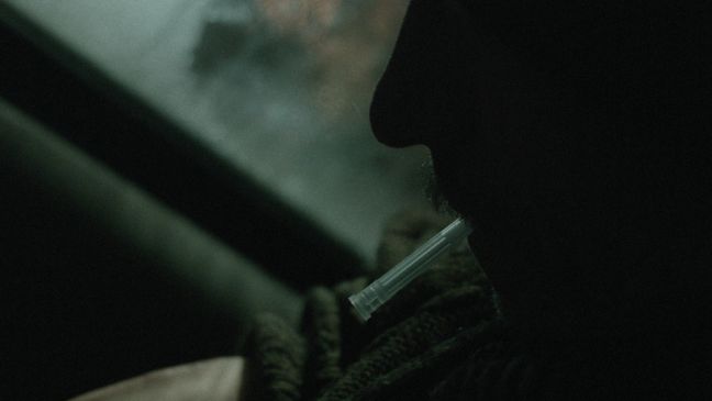 Nahaufnahme eines Mannes mit Röhrchen im Mund