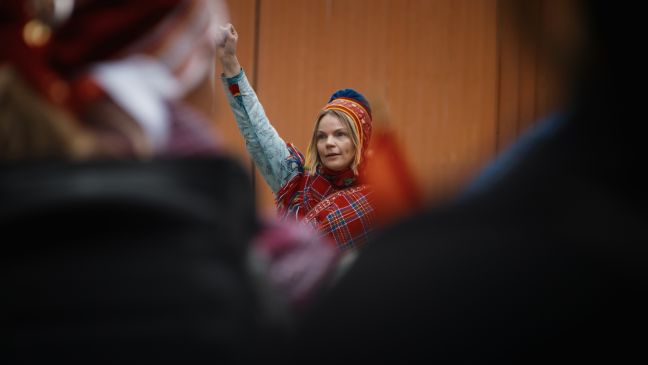 Sámi Aktivistin mit ausgestreckter Faust