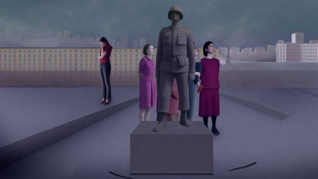 Frauen mit Familie stehen in militärischer Haltung hinter der Statue eines Soldaten, links eine Frau am weinen