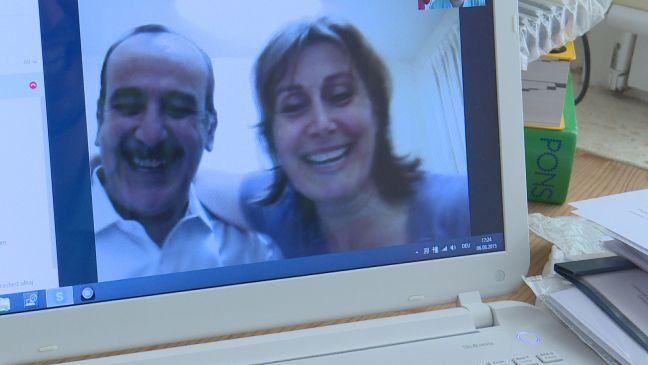 Nabil und Amal per Videochat auf einem Laptopbildschirm