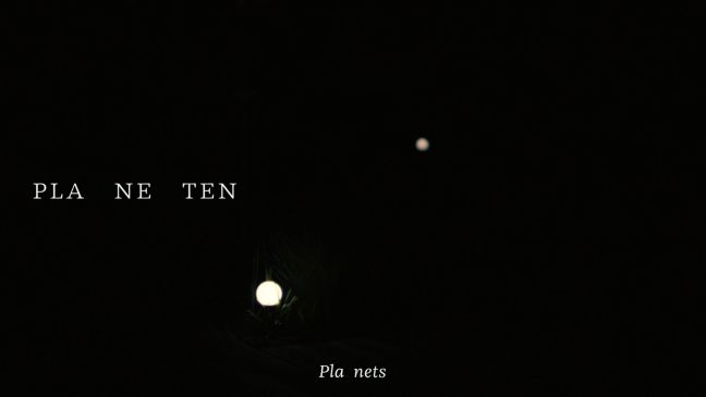 Bild zur Tonaufnahme von „Planeten“, zwei kleine Lichtkugeln im  Schwarz