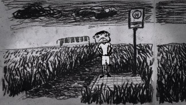 Der Junge an der Bushaltestelle zwischen den Feldern