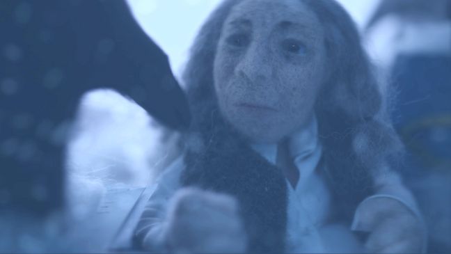 Mutter gibt Rabe zum essen