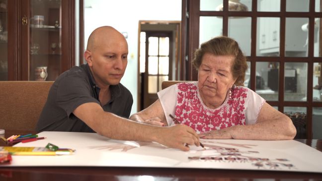 Mutter und Dario zeichnen einen Familienbaum