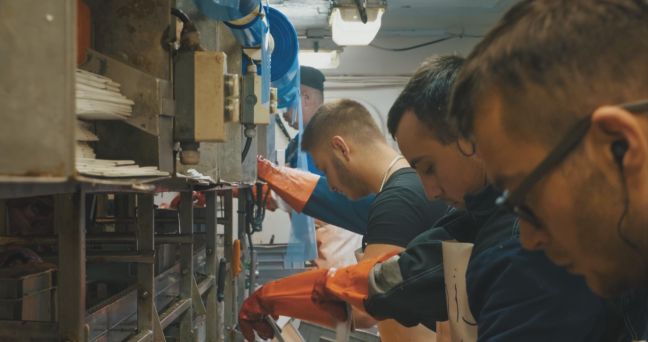 Die Besatzung verpackt Fisch