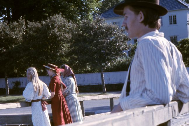 Edvard und drei Frauen stehen an der Straße