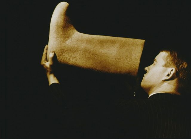 Mann schaut in Stiefel