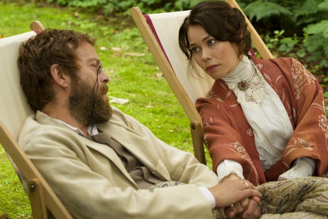 Marie und Peder in Liegestühlen schauen sich an