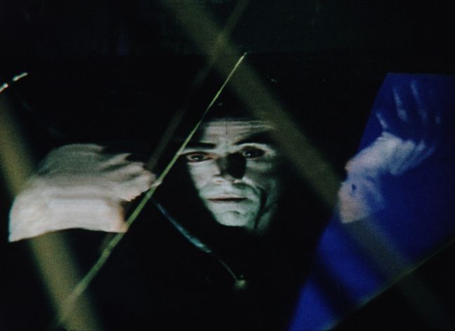 Gesicht hinter geometrischen Formen