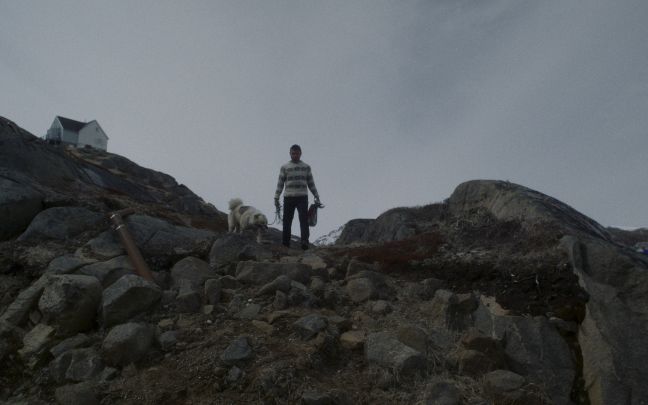 Kaali und sein Hund sind auf einem Hügel