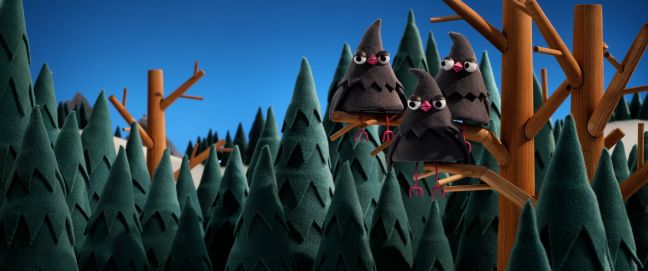 Drei Vögel sitzen auf dem Baum.